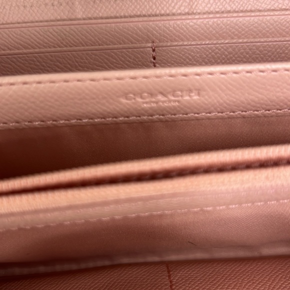 GUC- Coach patent leather longWallet - Picture 4 of 11